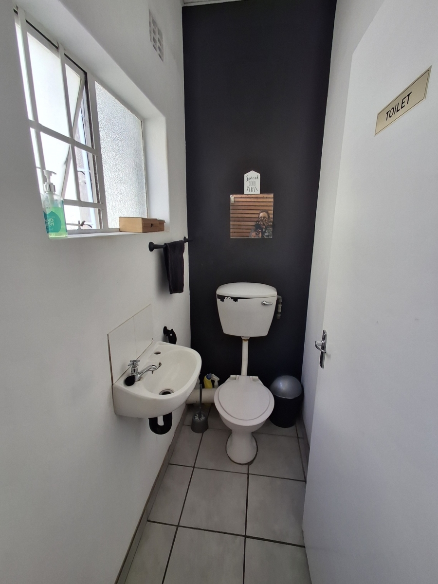 To Let Commercial Property for Rent in Vincent Eastern Cape